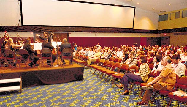 Orquesta de Cámara de la Universidad de Panamá y público. (Lente paparazzi)