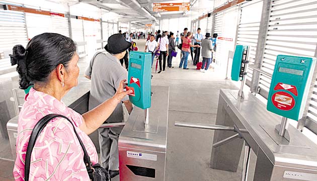 Funcionalidad de zonas pagas. Aunque la mayoría de los usuarios consultados sobre el sistema de abordaje de metrobús por zonas pagas coinciden en que es bueno, de poco sirven las instalaciones si la frecuencia es deficiente.