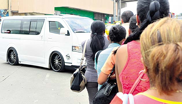 La opción de los ‘piratas’. Transportistas sin permisos de operación se han aprovechado de las fallas en la prestación del servicio por parte de la empresa para proliferar en las calles de la ciudad, San Miguelito, Panamá Este y Panamá Oeste.
