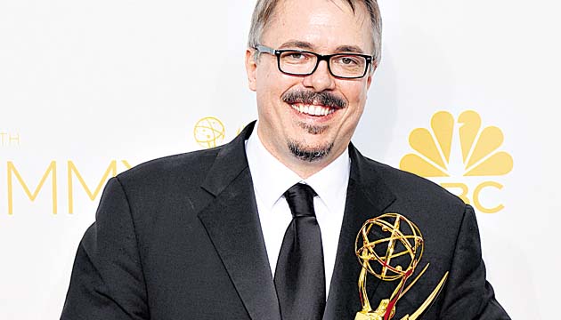Vince Gilligan posa con el premio de mejor serie de drama.(EFE.)