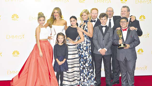 Actores de ‘Modern Family’ posan con su Emmy. (AP)