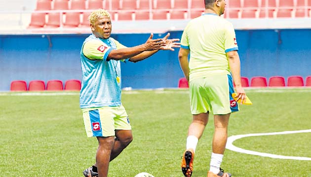 Indicaciones. El técnico de Chorrillo FC, Julio “Puchito” Medina, da algunas instrucciones a sus jugadores durante los entrenamientos de ayer en el estadio Maracaná.(Anayansi Gamez)