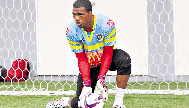 Atajadas. El portero Júnior Torres se dedicó a ensayar atajadas ayer en el Maracaná. El capitán del onceno de Chorrillo FC espera repetir una actuación similar a la que tuvo ante Cruz Azul.