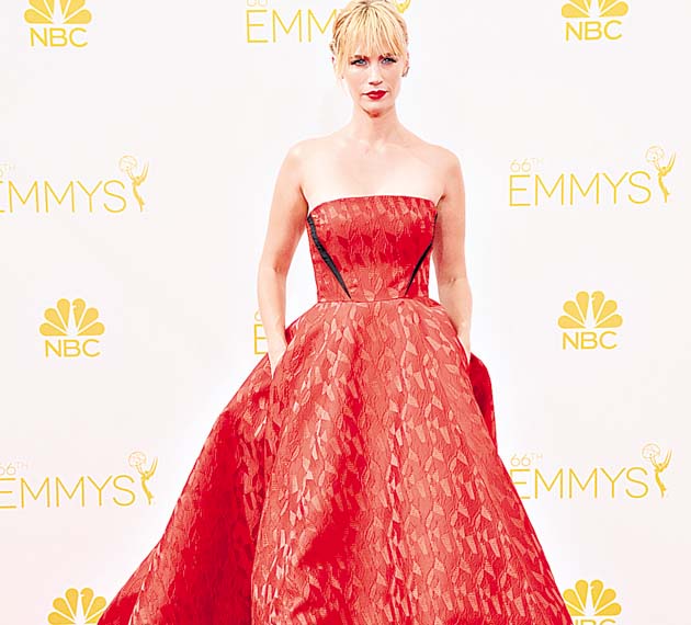 January Jones. De Prabal Gurung. La actriz de Mad Men es ya un ícono de la moda y dejó sin aliento a los críticos con este vestido de falda con volumen (“high low”) impresionante y un bajo asimétrico.