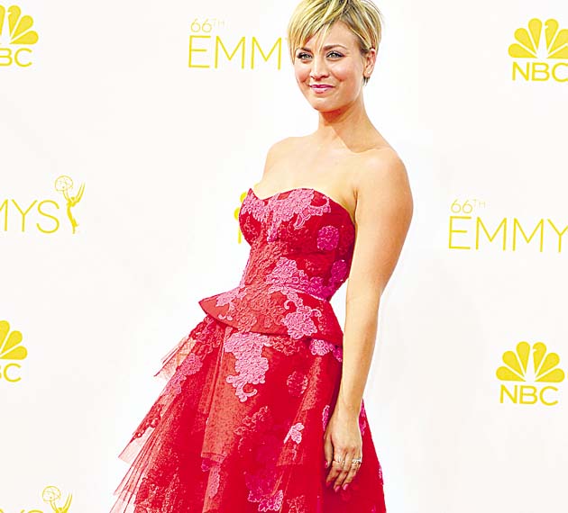 Kaley Cuoco. La actriz llevó un Moniquie Lhuillier Resort 2015 de organza en color rojo con estampados fucsia. Optó por joyas de Graziela Gems y Jennifer Fisher.