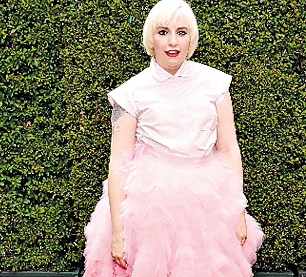 ¡Out!, Sus propuestas no fueron las indicadas para el público y los críticos de moda. - Lena Dunham. Sin duda, la peor de la noche. Algunos compararon su atuendo de Giambattista Valli con un gran algodón de azúcar.
