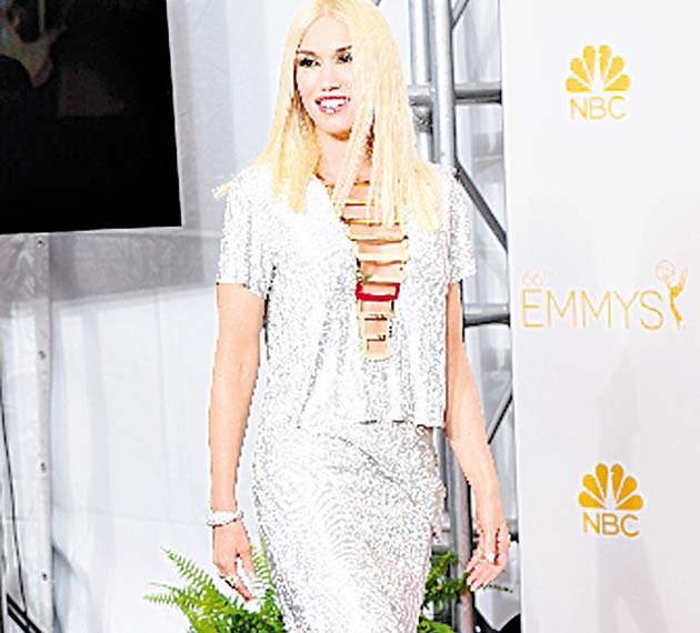 ¡Out!, Sus propuestas no fueron las indicadas para el público y los críticos de moda. - Gwen Stefani. No gustó mucho con este conjunto Swarovski Versace, aunque la hizo aparentar de menos edad.