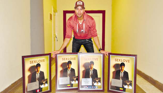 Iglesias recibió en Panamá, 4 discos de platino por su último disco. (Cortesía.)