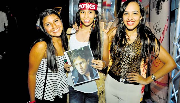 Las ‘fans’ no pararon de gozar y cantar las canciones de su ídolo. (Lente Paparazzi.)