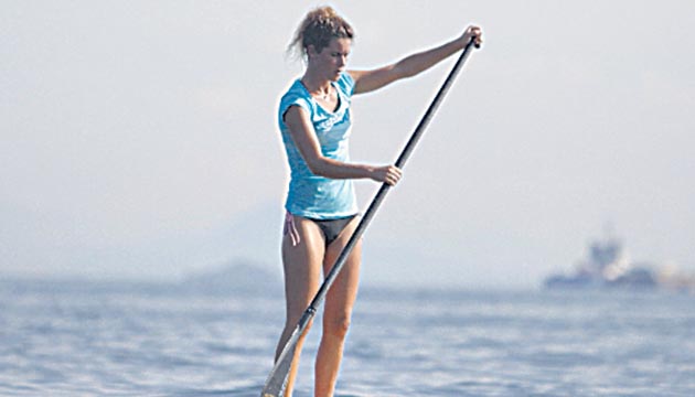 5. Esta chica recorrió los 24 kilómetros a bordo de su “sup”.