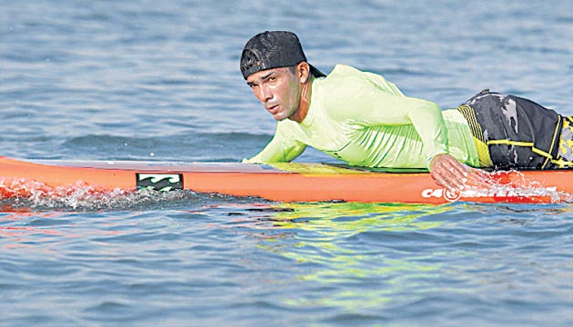 6.El surfista panameño Gary Saavedra, en plena acción.