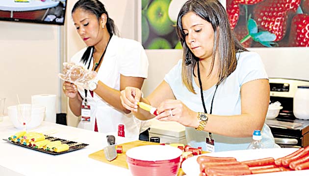 El público disfrutó de deliciosos bocadillos preparados por expertos.