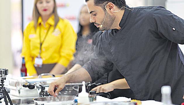 El chef Argimiro Armuelles mostró su destreza en varios platillos.