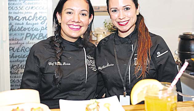 Bebidas naturales acompañaban exquisitos platos.