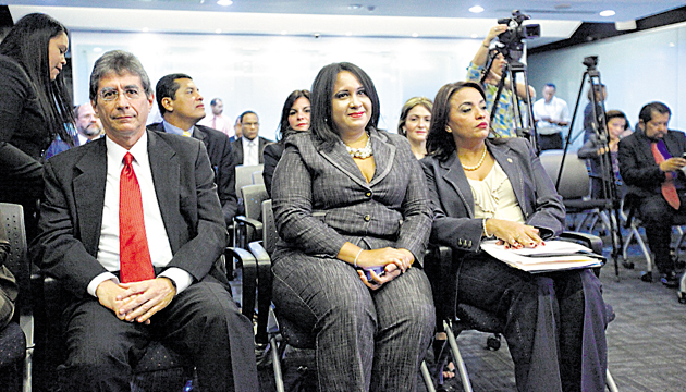 Jindriska Barakat (al centro), subdirectora de Contrataciones Públicas, es hermana de Jorge Barakat, director de la Autoridad Marítima de Panamá y una de las figuras más allegadas a Varela.(Víctor Arosemena)