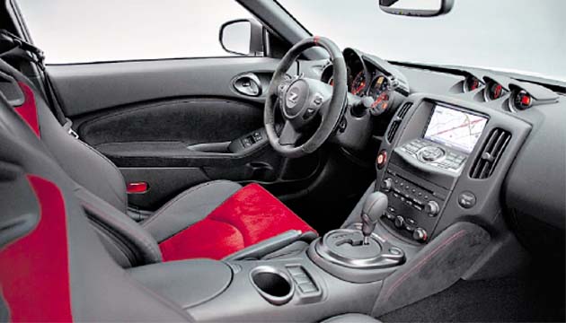 Su llamativo interior en color negro y rojo es muy gustado.