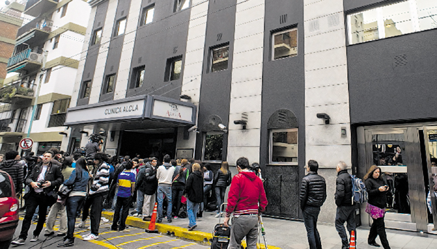 Tras la noticia, los fanáticos se reunieron en la Clínica ALCLA.