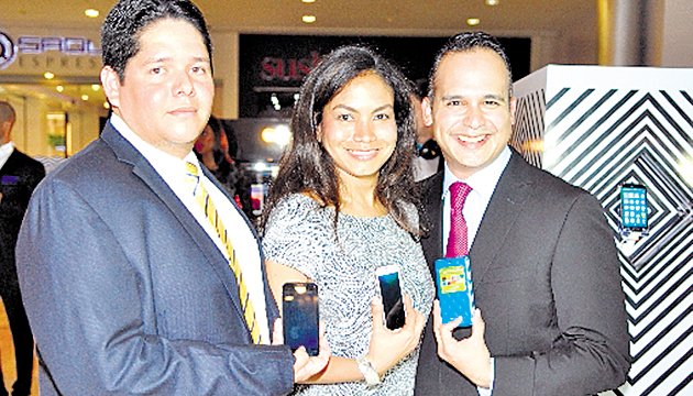 2. Jorge Urrutia, Lizia Lu y Luis Gálvez.