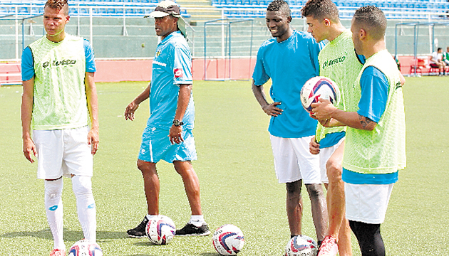 Instrucciones. El técnico Víctor René Mendieta (cent.) da algunas instrucciones a sus jugadores durante los ensayos de las jugadas a balón detenido.