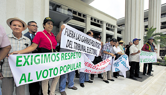 Los simpatizantes del candidato acusado protestaron el martes.(Víctor Arosemena)