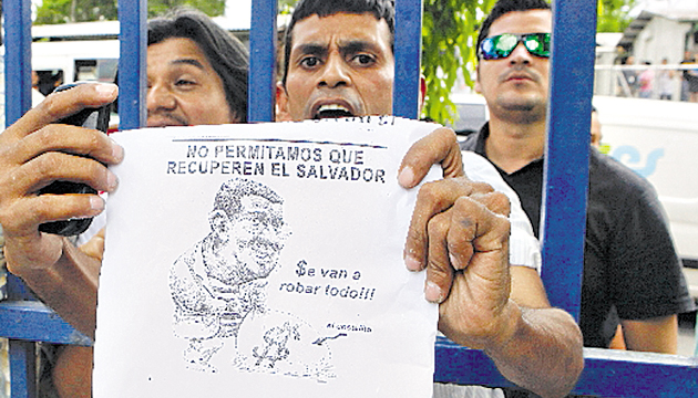 Ciudadanos exigen que no le roben al país.(EFE)