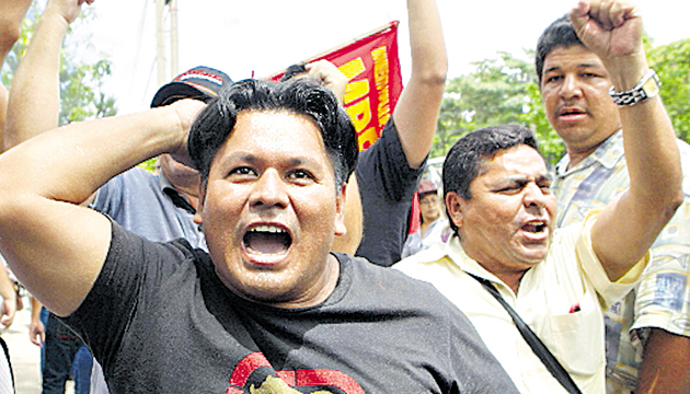 Organizaciones sociales protestan contra Flores.(EFE)