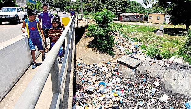‘Río de basura’ bajo este puente entre Mañanitas y Tocumen.