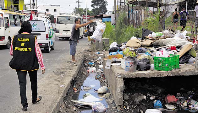 Descarado. En Cerro Batea, este ciudadano atravesó la calle para botar su basura, desafiando incluso la presencia de una funcionaria municipal en el área, quien procedió a citarlo. Muchos hacen caso omiso de las citaciones.