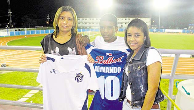 En la reinauguración del estadio Armando Dely Valdés, la noche del último viernes, se le hizo entrega del suéter y un cuadro del equipo del Árabe Unido de Colón a la esposa e hijos del difunto futbolista.(Ana Bolena Ayarza)