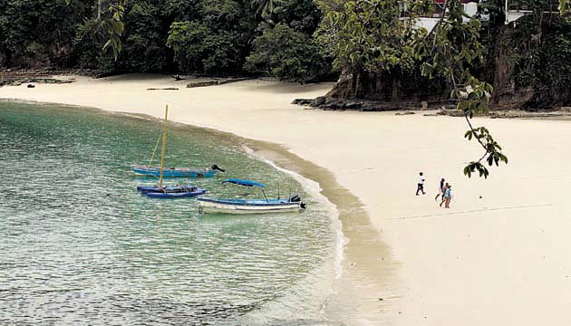 Las lanchas en Contadora esperan por los turistas para llevarlos a las zonas con arrecifes para bucear.