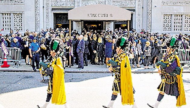 Gaiteros desfilaron y tocaron afuera del templo. Hubo espectadores.