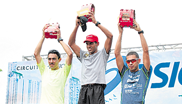 2. Los tres mejores competidores festejan sus positivos resultados.