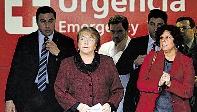 La presidenta chilena, Michelle Bachelet, visita a los heridos.(EFE)