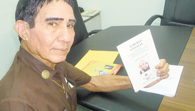 Roberto Luzcando muestra uno de los libros que le piratean.(Rosalina Orocú Mojica.)