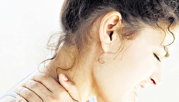 Se presenta con un fuerte dolor en el cuello.
