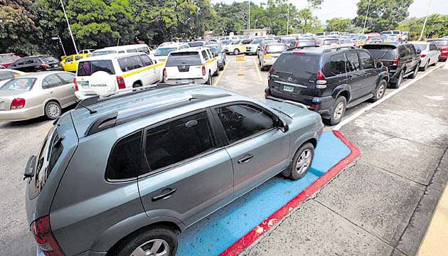 El desafío de conseguir estacionamiento en el campus