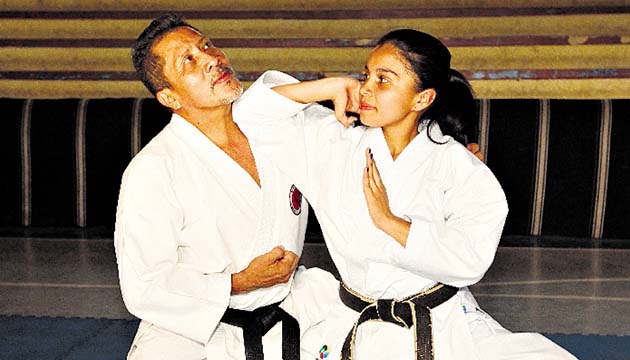 Amanda y su sensei Jorge Medina cuando realiza una técnica. (Anyansi Gamez)