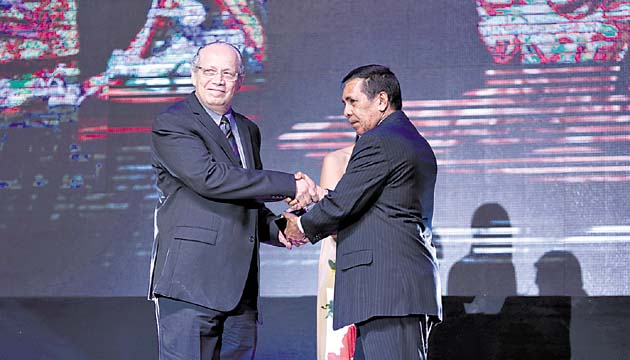 Marcos Wever (Izq.I I premio, sección poesía “Esther María Osses”.( Shino HS)