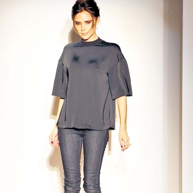 Victoria Beckham, quien tiene pocas curvas, suele usar “jeans” muy ceñidos a su cuerpo, esto para moldearlo. En ocasiones, utiliza “skinny”, que la hacen lucir más delgada.