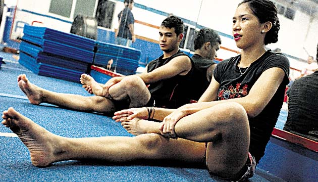 La entrenadora Kristy Wong realiza estiramientos. (Alberto Ortega)