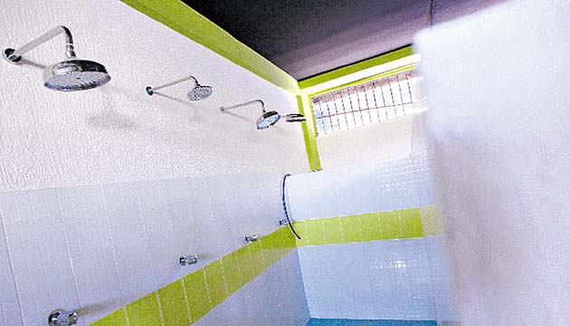 El renovado camerino del Chorrillo FC cuenta con ocho regaderas.(Alberto Ortega)