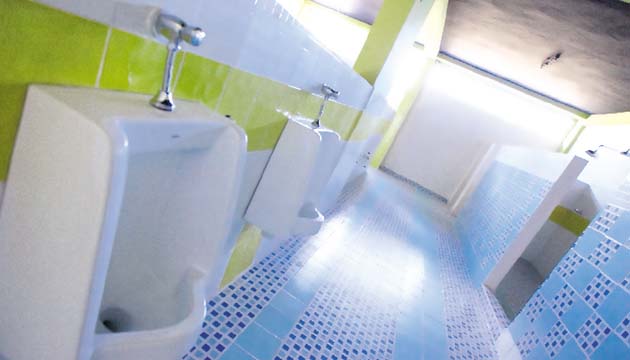 Se le pusieron dos orinales al nuevo vestidor chorrillero.