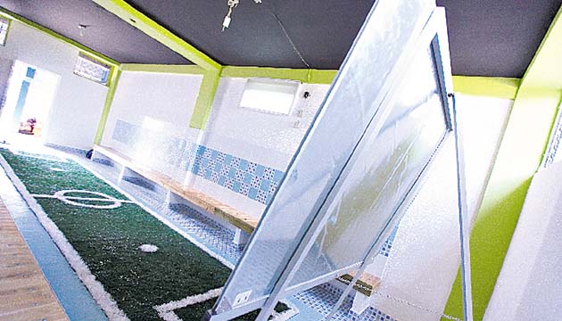 Hasta una pizarra incluida tiene el vestuario del club ‘pechiamarillo’.