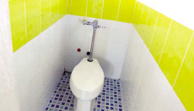 El remodelado camerino del Chorrillo FC cuenta con dos inodoros.
