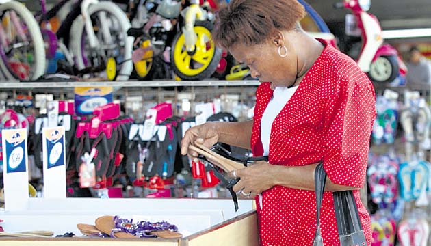 Los panameños tendrán que ahorrar más para comprar productos.(Alexander Méndez)