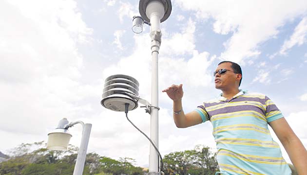 El químico Wilfredo Urriola, en la medición en la planta de Curundú.(Edwin González)