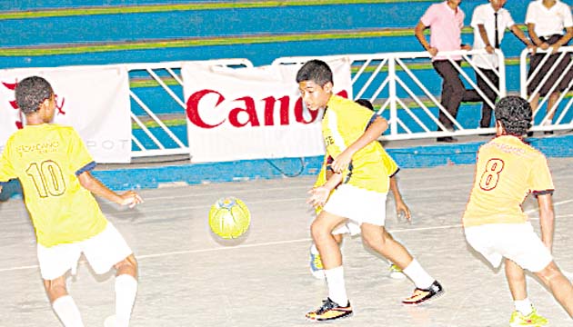 El juego en equipo caracterizó al José D. Espinar.(Alejandro Méndez)