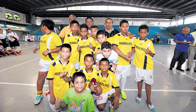 Los niños de la escuela José Domingo Espinar se llevaron, de forma merecida, el campeonato en la categoría sub-12 de la Copa Herbalife 2014.(Alejandro Méndez)