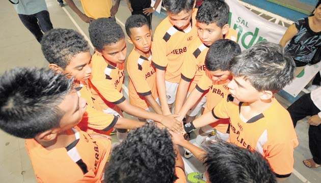 Jugadores de Nuestra Señora de Lourdes celebran el subcampeonato.(Alejandro Méndez)