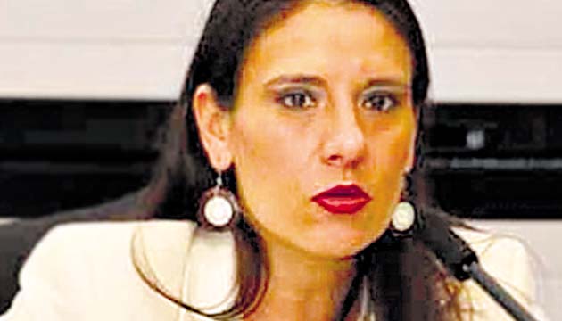 Karina Bolaños, Exviceministra de la Juventud. La exfuncionaria del Ministerio de Cultura de Costa Rica fue cesada del cargo, tras publicarse en internet un video en el que aparece en ropa interior enviándole un mensaje a su amante. Bolaños había estado envuelta en otros escándalos por relaciones fallidas, también realizó una denuncia falsa contra su exesposo, el diputado Víctor Víquez, que luego retiró.
